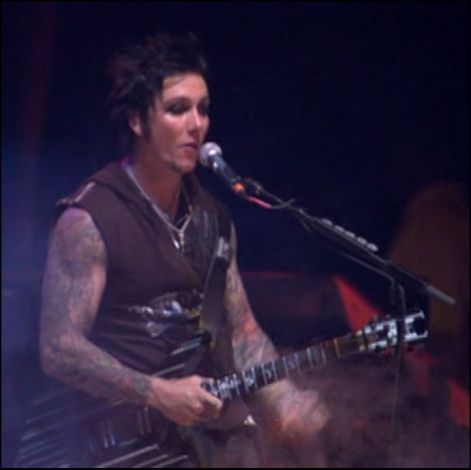 synyster-gates-is-attractive-synyster-gates-5700103-691-689.jpg